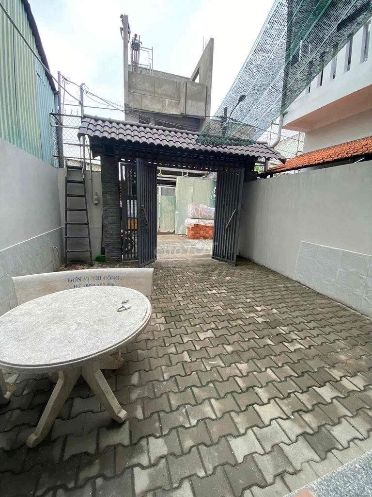 The alley of the house near the lismal market, four o'ams.
