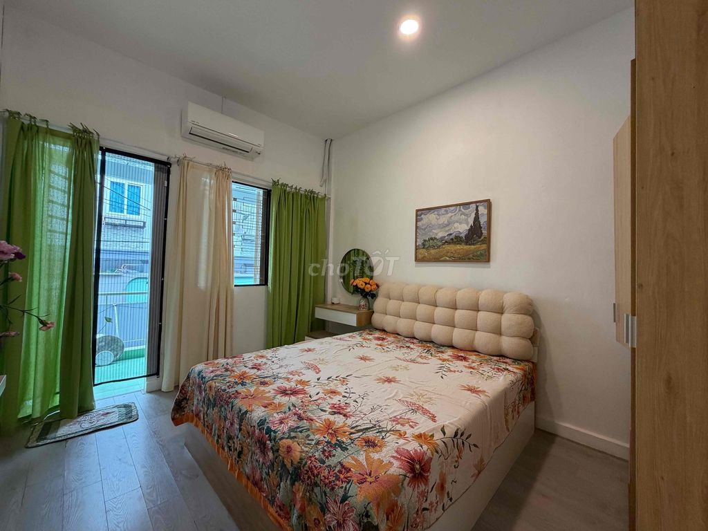 Rent a balcony room. A full bedroom. 50 M2 Trần Hưng Đạo District 1.