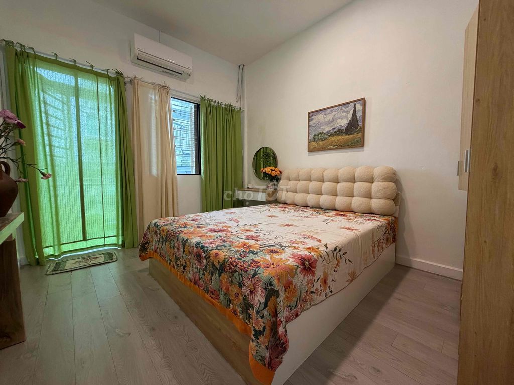 Rent a balcony room. A full bedroom. 50 M2 Trần Hưng Đạo District 1.