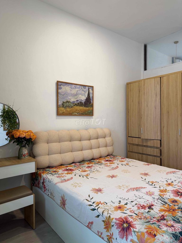 Rent a balcony room. A full bedroom. 50 M2 Trần Hưng Đạo District 1.