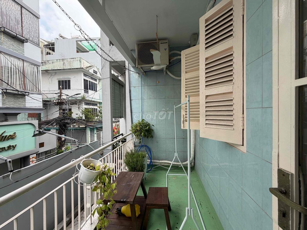 Rent a balcony room. A full bedroom. 50 M2 Trần Hưng Đạo District 1.
