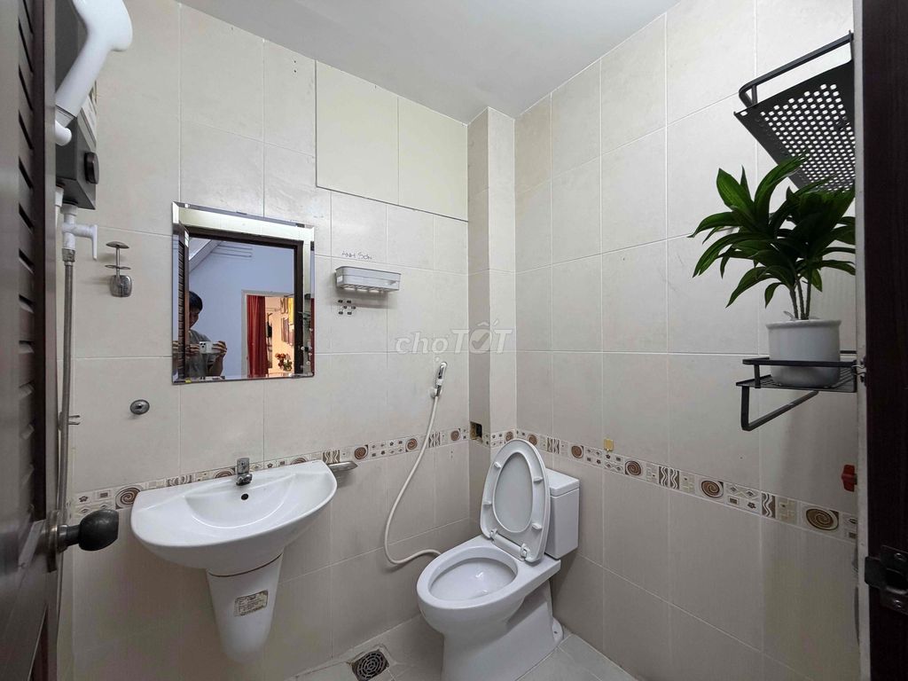 Rent a balcony room. A full bedroom. 50 M2 Trần Hưng Đạo District 1.