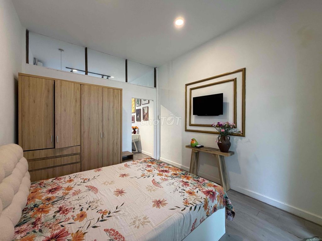 Rent a balcony room. A full bedroom. 50 M2 Trần Hưng Đạo District 1.