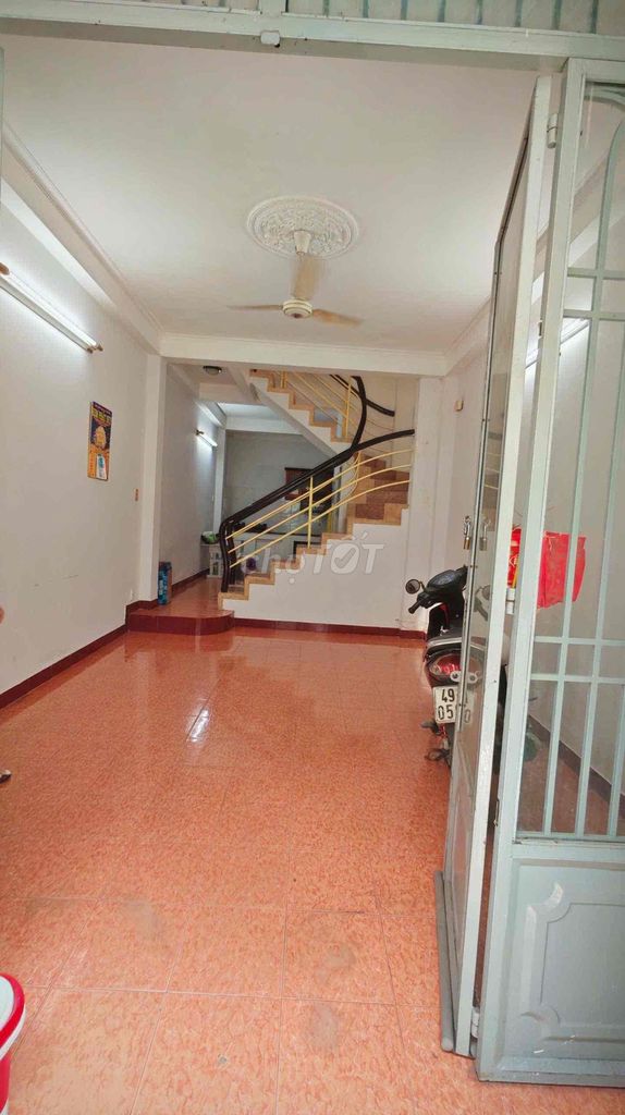 The original building is a two-story bedroom. Two toilets near the 500-metre market.