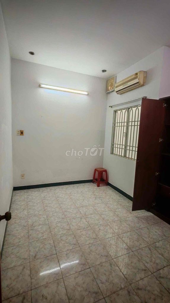 The original building is a two-story bedroom. Two toilets near the 500-metre market.