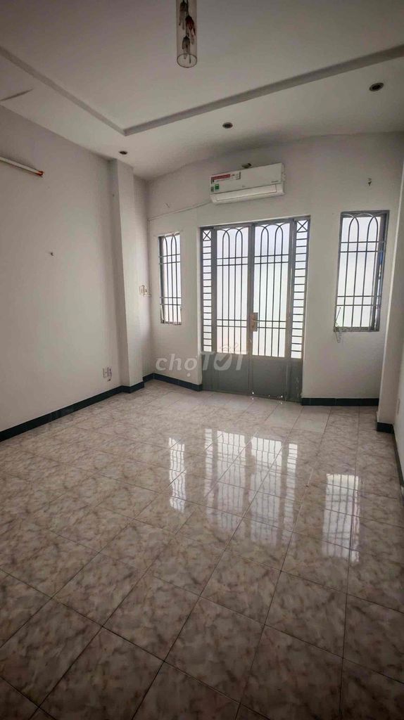 The original building is a two-story bedroom. Two toilets near the 500-metre market.