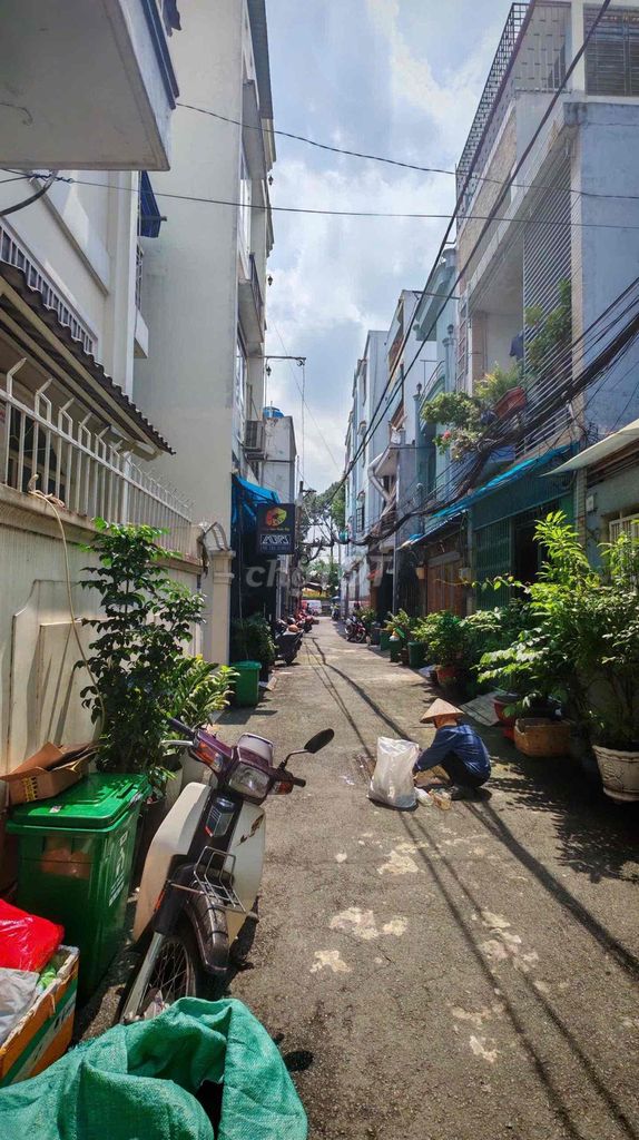 The original building is a two-story bedroom. Two toilets near the 500-metre market.