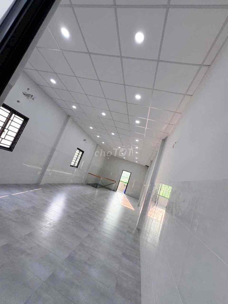 It's the owner who rents the Mesrine Building 5 x 21 meters per floor free all the time.