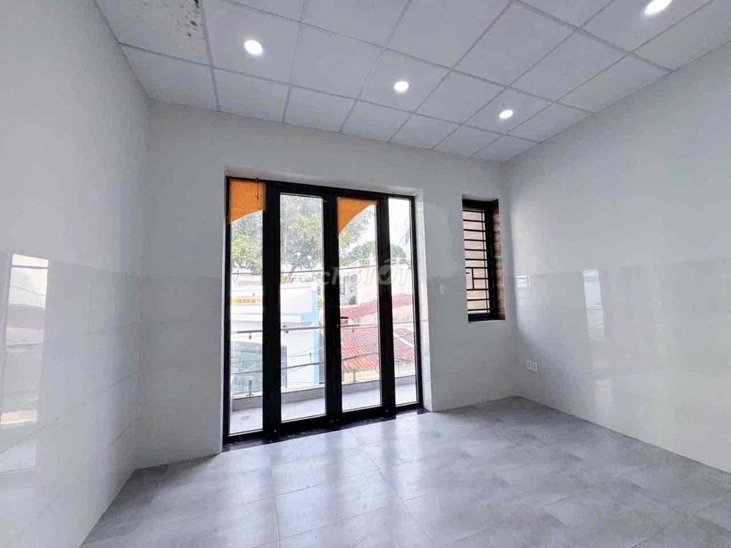 It's the owner who rents the Mesrine Building 5 x 21 meters per floor free all the time.
