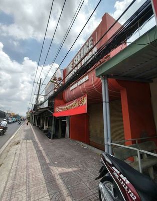 Rent a Quốc lộ 50 cash house near the 22 x 30 meters Dawn as supermarket