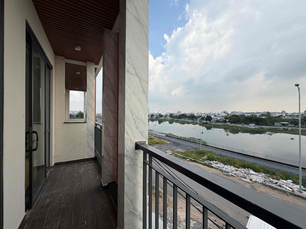 Rent the apartment. Two bedrooms. View the Gò Vấp River. Nine million.