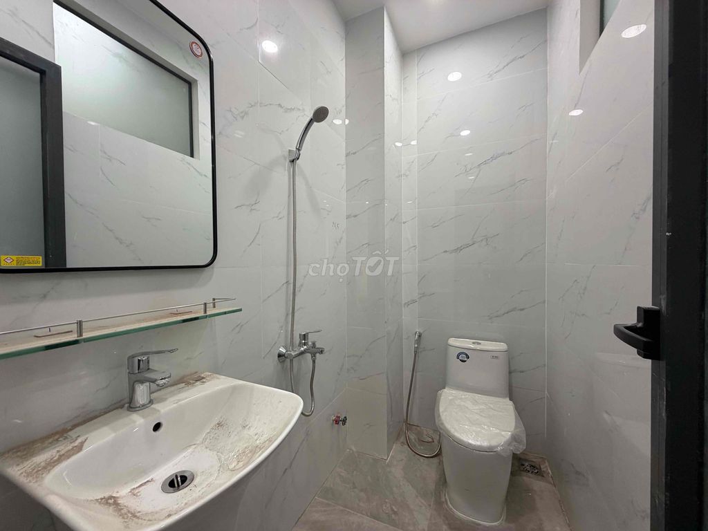 Rent the apartment. Two bedrooms. View the Gò Vấp River. Nine million.