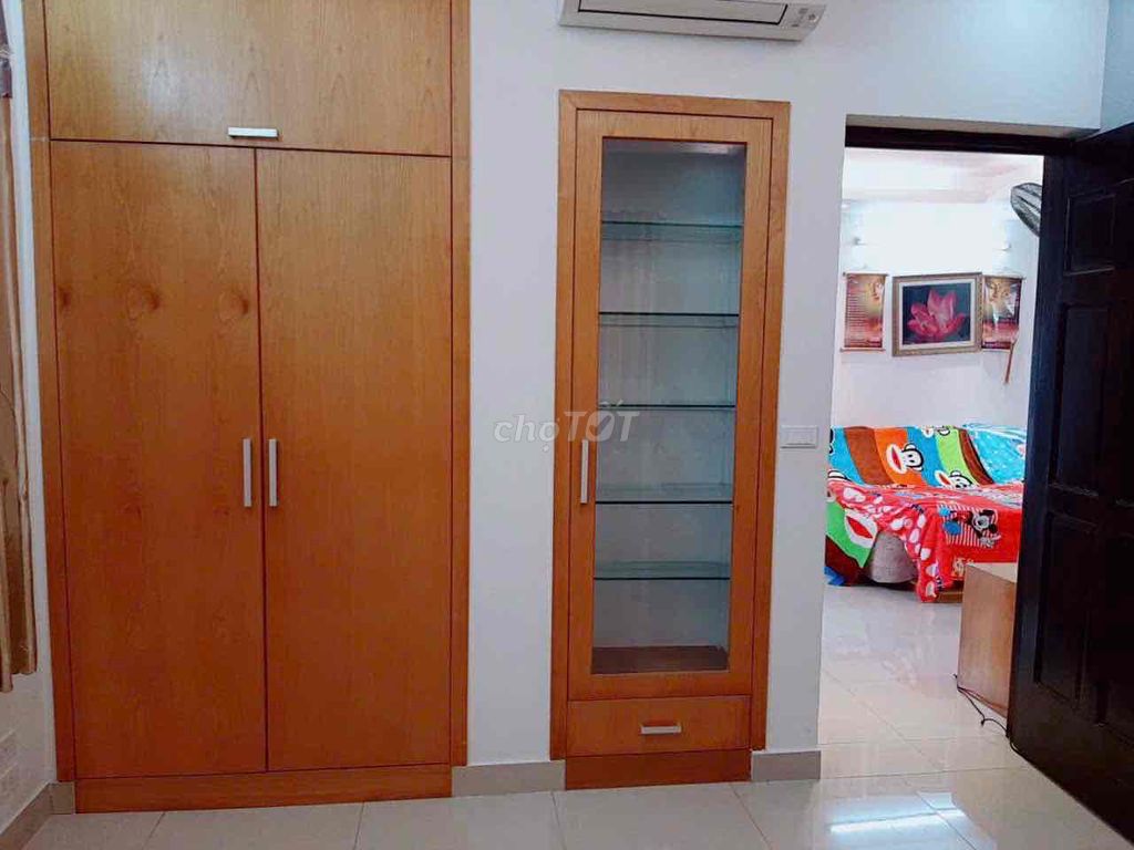 Rent a three-size bedroom for 8 million a month.