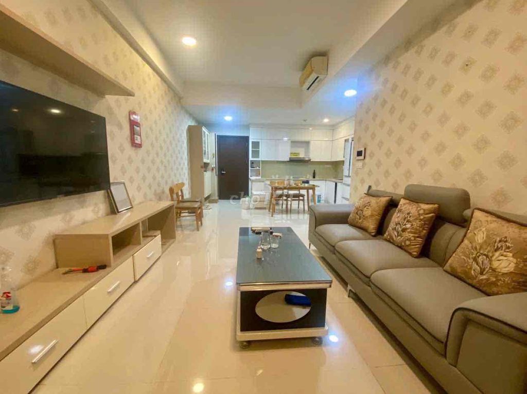 Rent Botanica Premier apartment. Three bedrooms. Two toilets. 96m2 near the park.