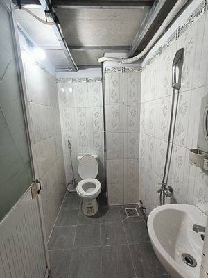 Cold Machine Room 4 T (17 m2+2) The guard room (8 m2) has its own toilet window