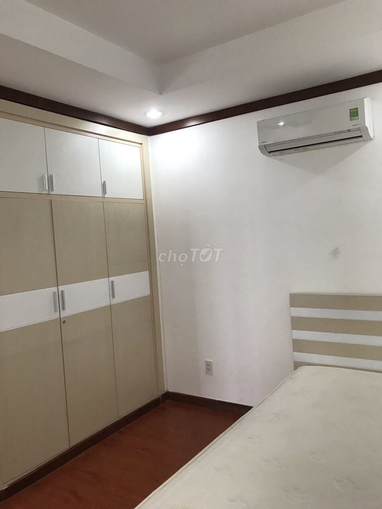 Rent the county apartment, big area, central day.