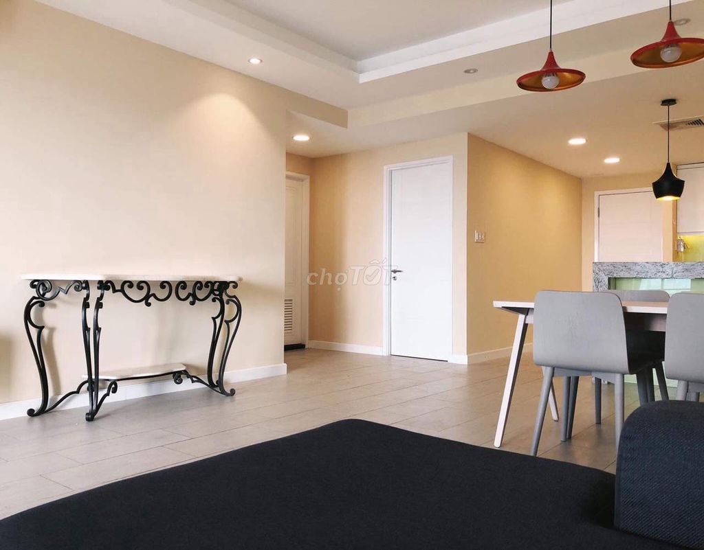 Rent the county apartment, big area, central day.