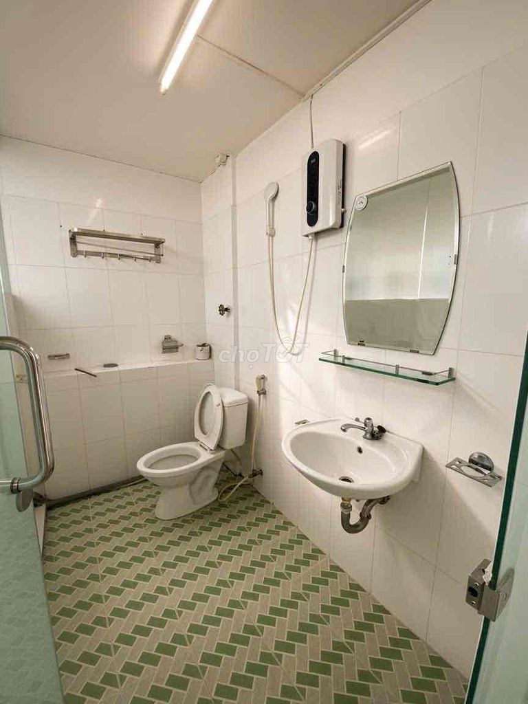 Rent a balcony suite full of furniture right in the part of Polykao in the center of District 1.