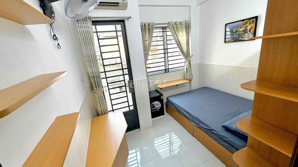 Rent a balcony full new interior just outside Cầu Ông Lãnh