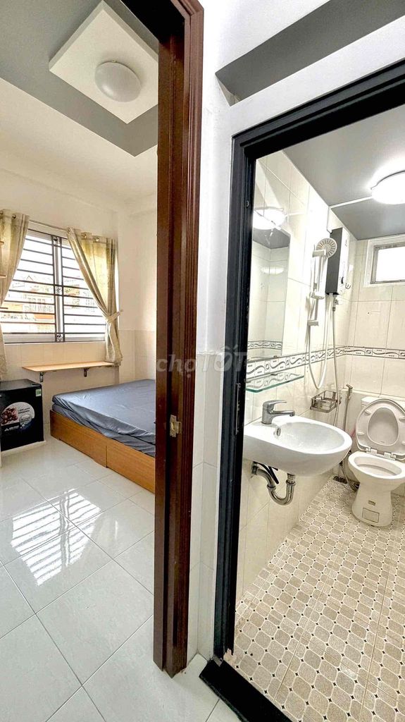 Rent a balcony full new interior just outside Cầu Ông Lãnh