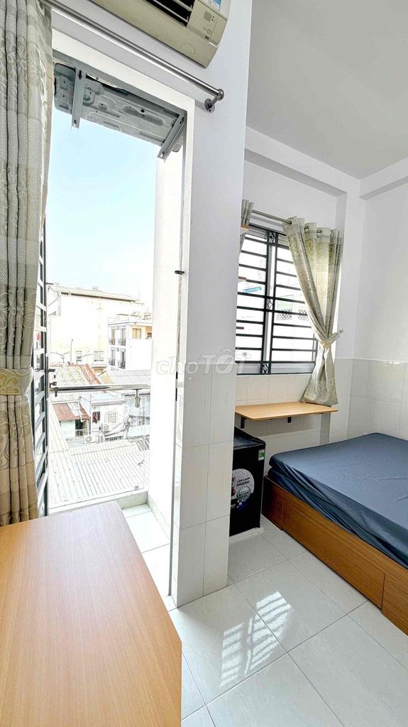 Rent a balcony full new interior just outside Cầu Ông Lãnh