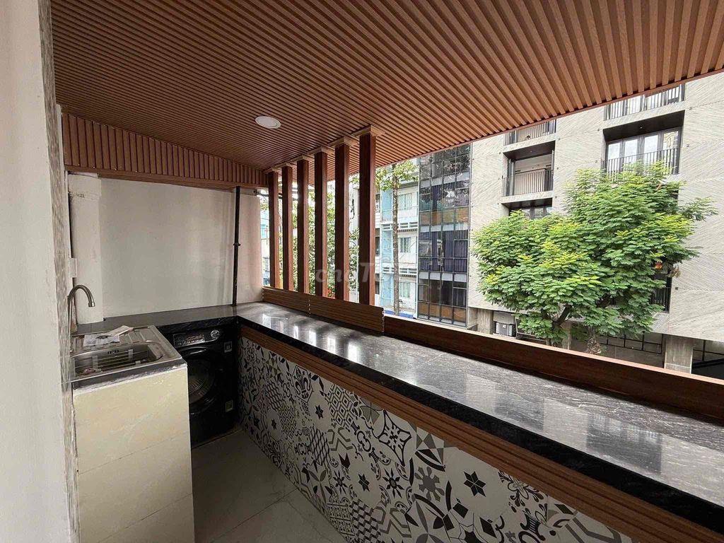 It's the owner who rents the balcony studios, separates the washing machine from the beautiful view.