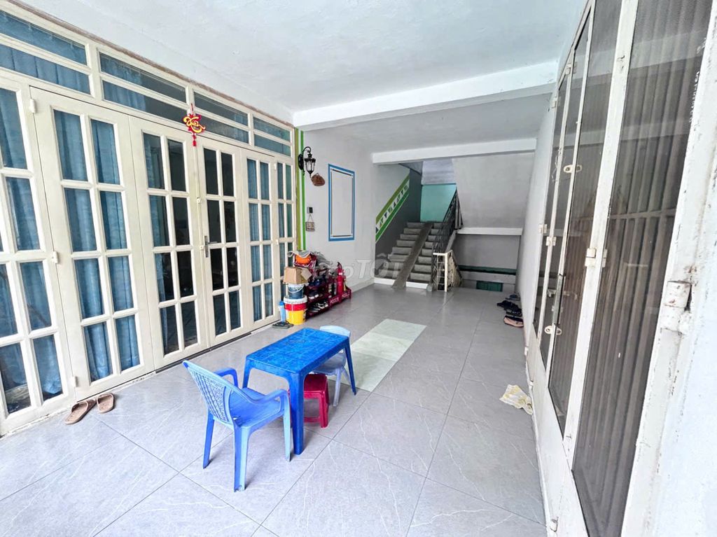 You, a bedroom in the market. You, on the first floor, move.