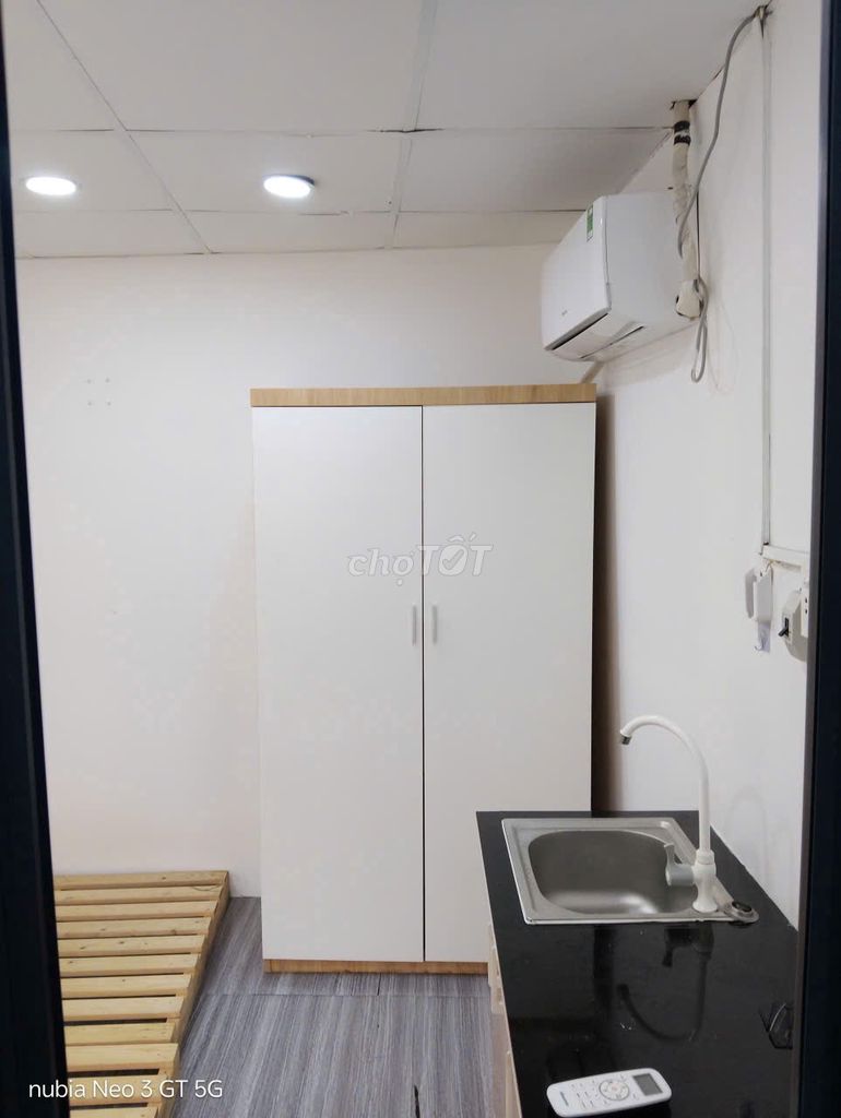 Pretty little studio right up the bridge, landmart 81 - full interior - free car