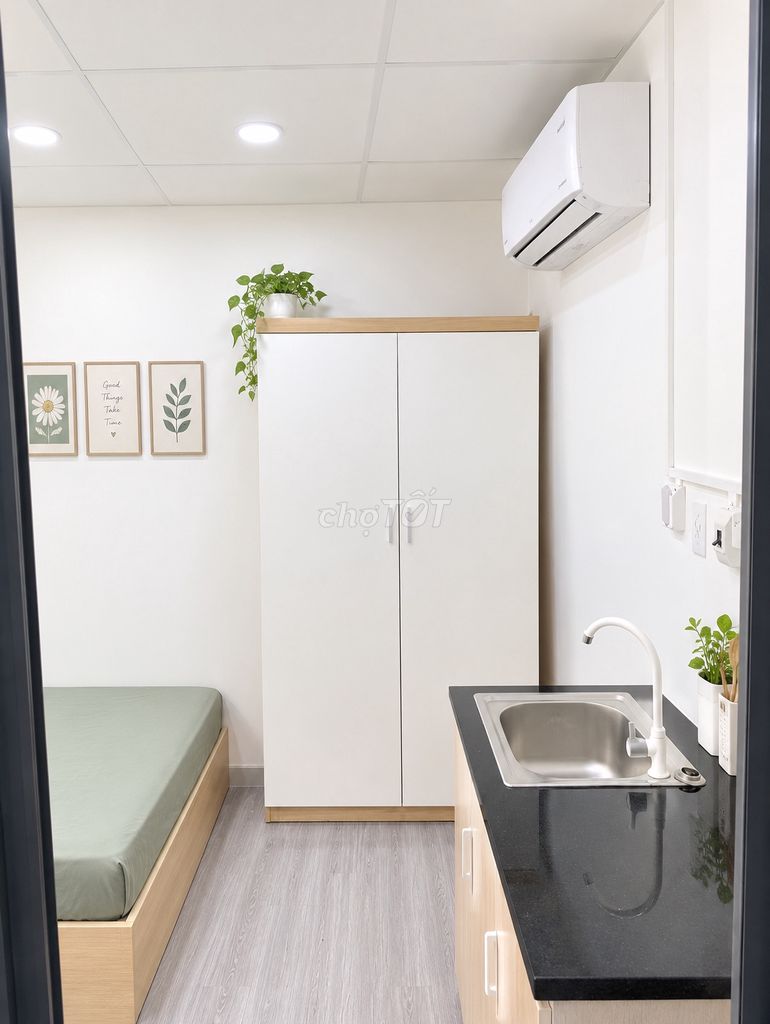 Pretty little studio right up the bridge, landmart 81 - full interior - free car