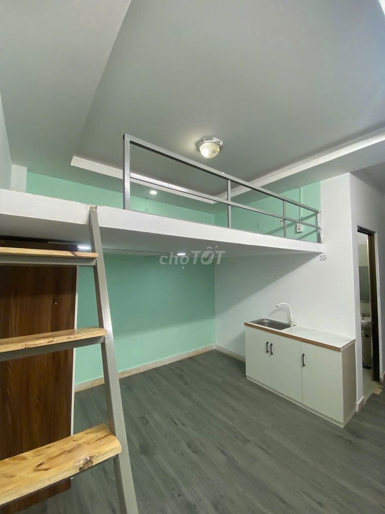 - Super big right at the market - 25 M2 - full interior - free car - window