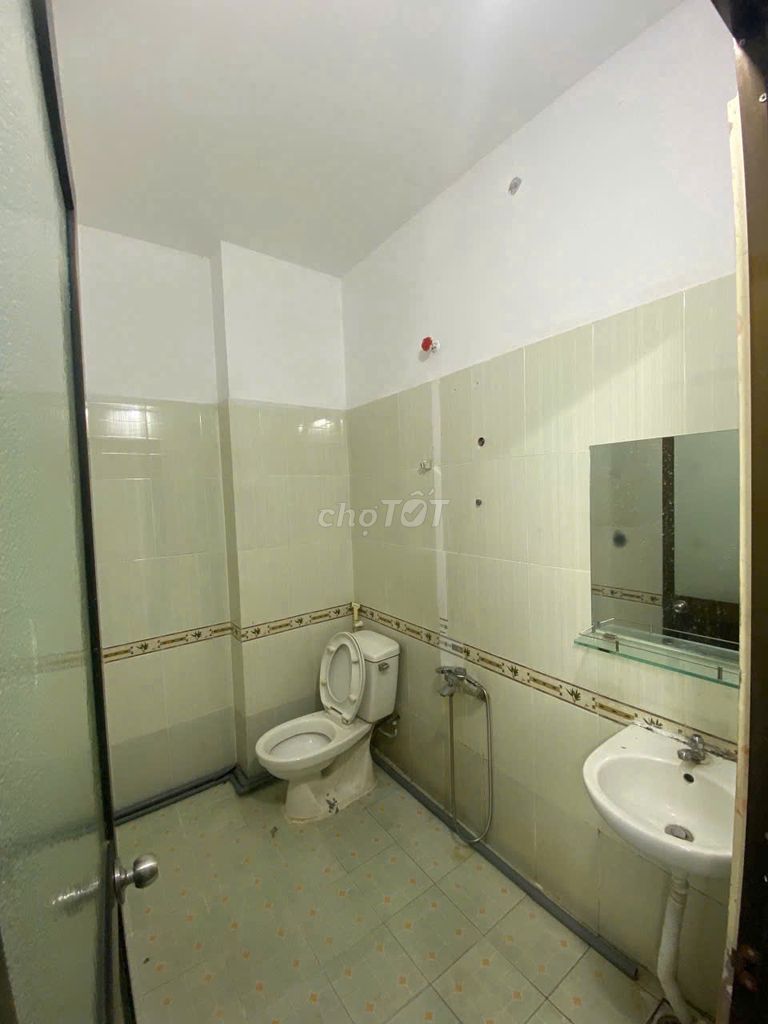 - Super big right at the market - 25 M2 - full interior - free car - window