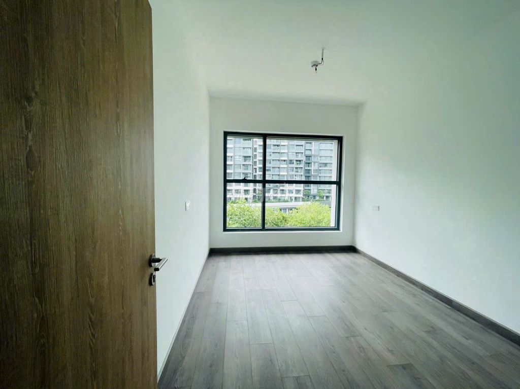Alanata Celadon City 06 117 M2 – 3 bedrooms - only 20 million a month.