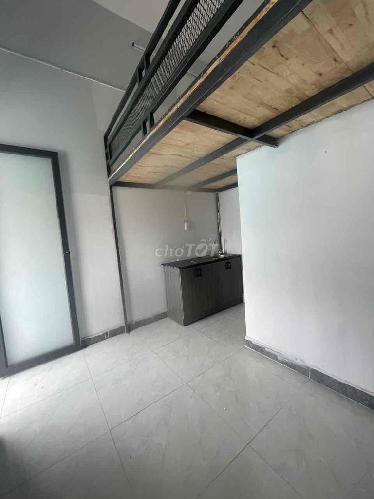 It's the owner who has the air conditioning for the Gò Vấp cheap room.