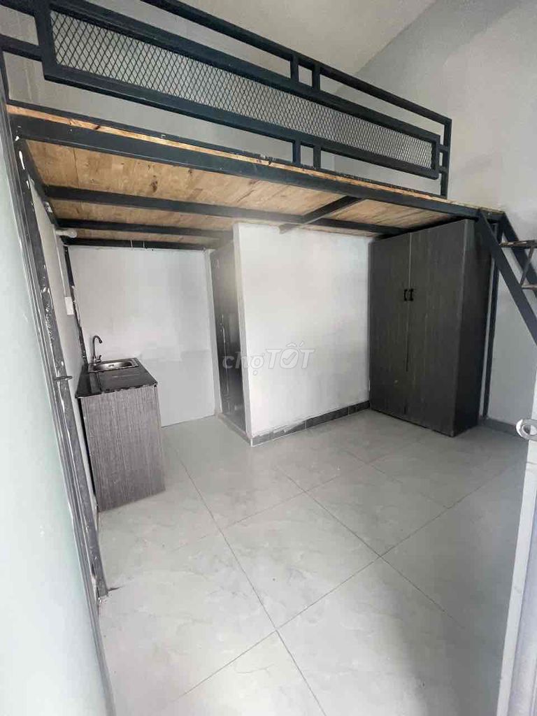 It's the owner who has the air conditioning for the Gò Vấp cheap room.