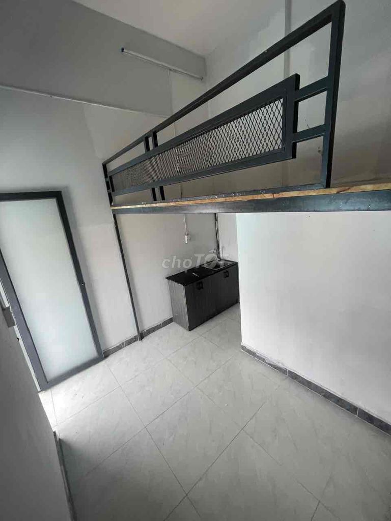 It's the owner who has the air conditioning for the Gò Vấp cheap room.