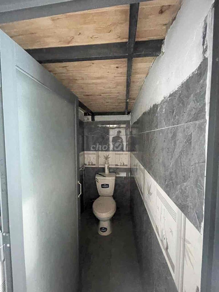 It's the owner who has the air conditioning for the Gò Vấp cheap room.