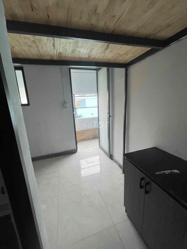 It's the owner who has the air conditioning for the Gò Vấp cheap room.