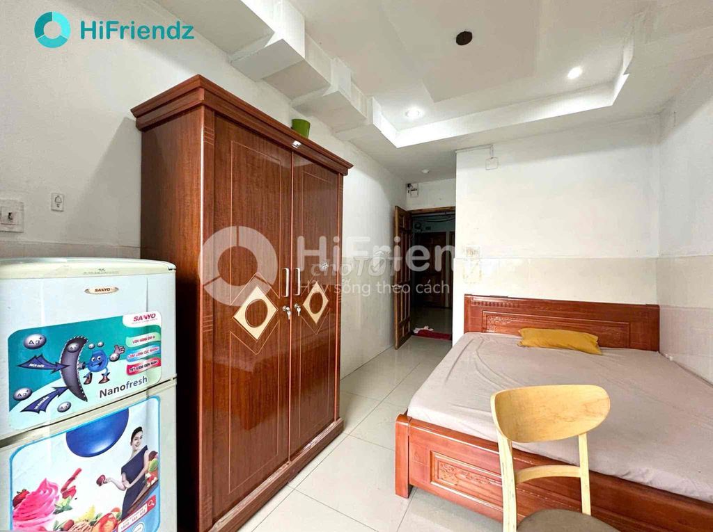 Rent the elevator balcony studio in a cheap shower.