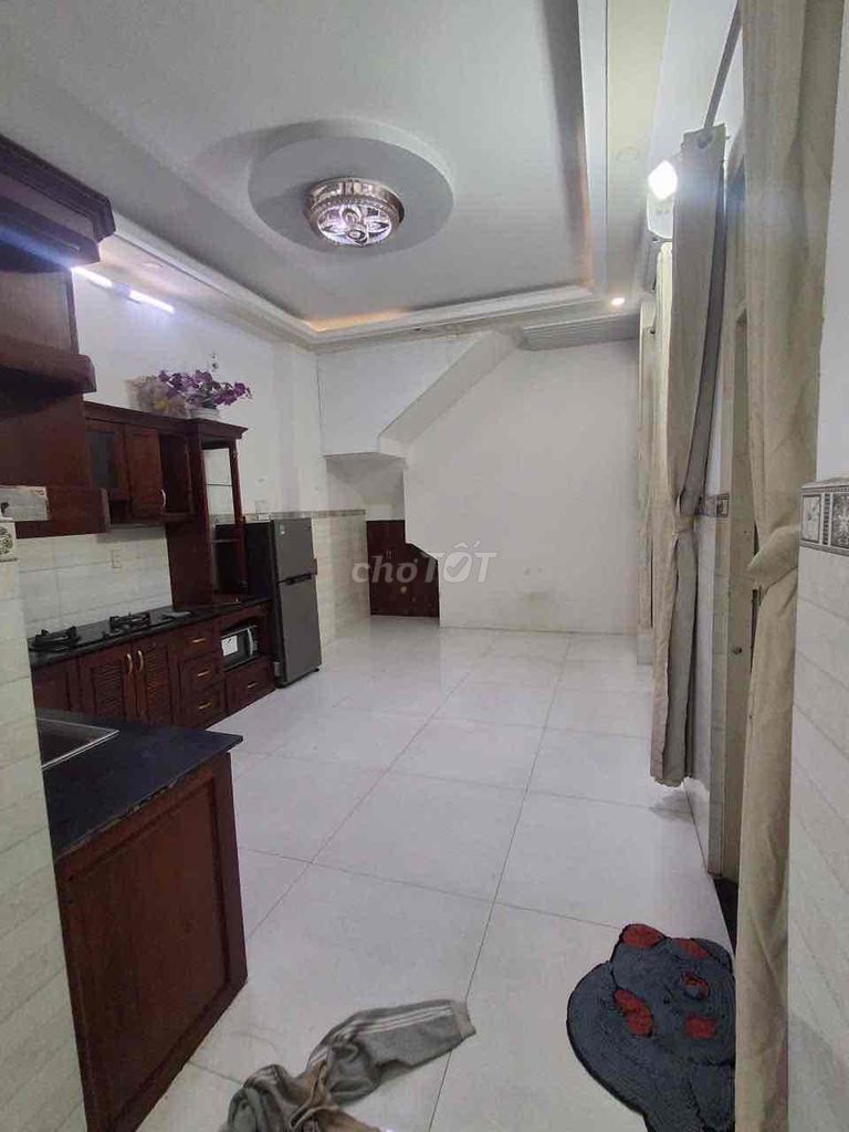 Rent a big ground room-- right at the University of Social Work, Trung Mỹ Tây, District 1.