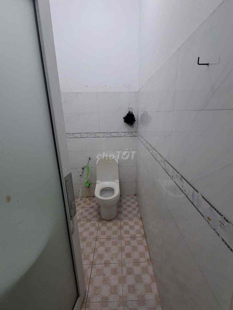 Rent a big ground room-- right at the University of Social Work, Trung Mỹ Tây, District 1.
