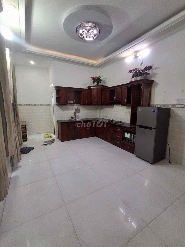 Rent a big ground room-- right at the University of Social Work, Trung Mỹ Tây, District 1.