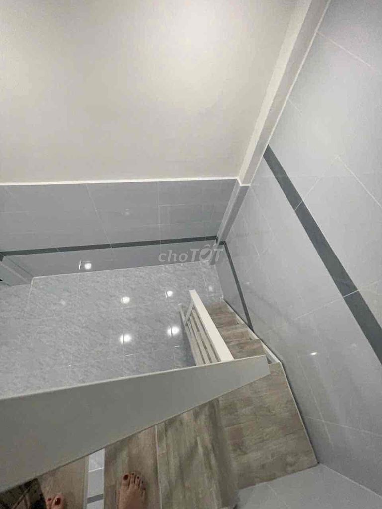Renting a new house, 3 meters down the alley with air conditioning,