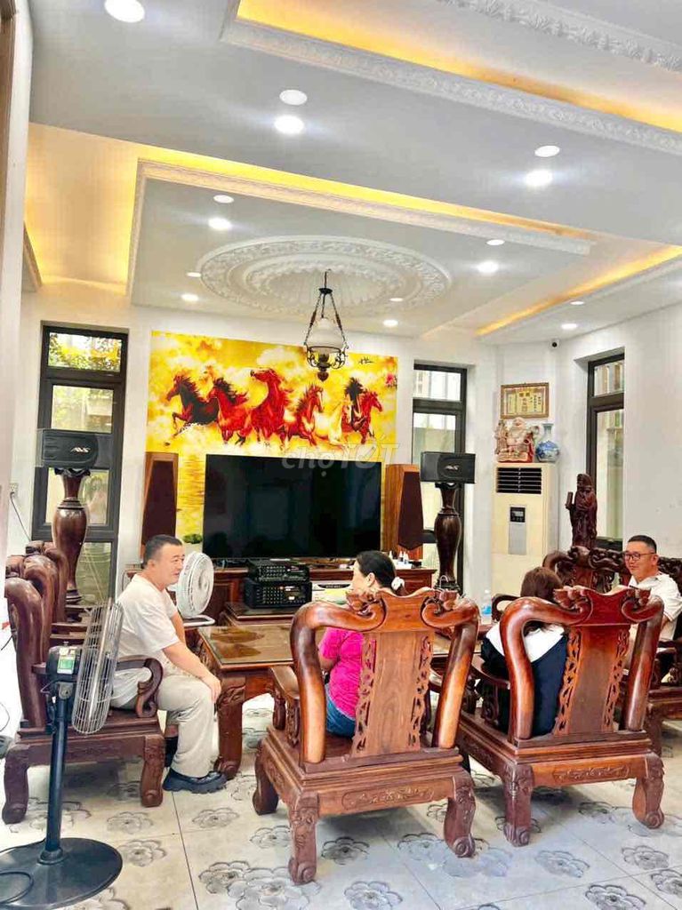The villa borders the 13x10,2 floors, 4 rooms Full interior