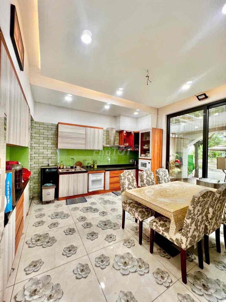The villa borders the 13x10,2 floors, 4 rooms Full interior