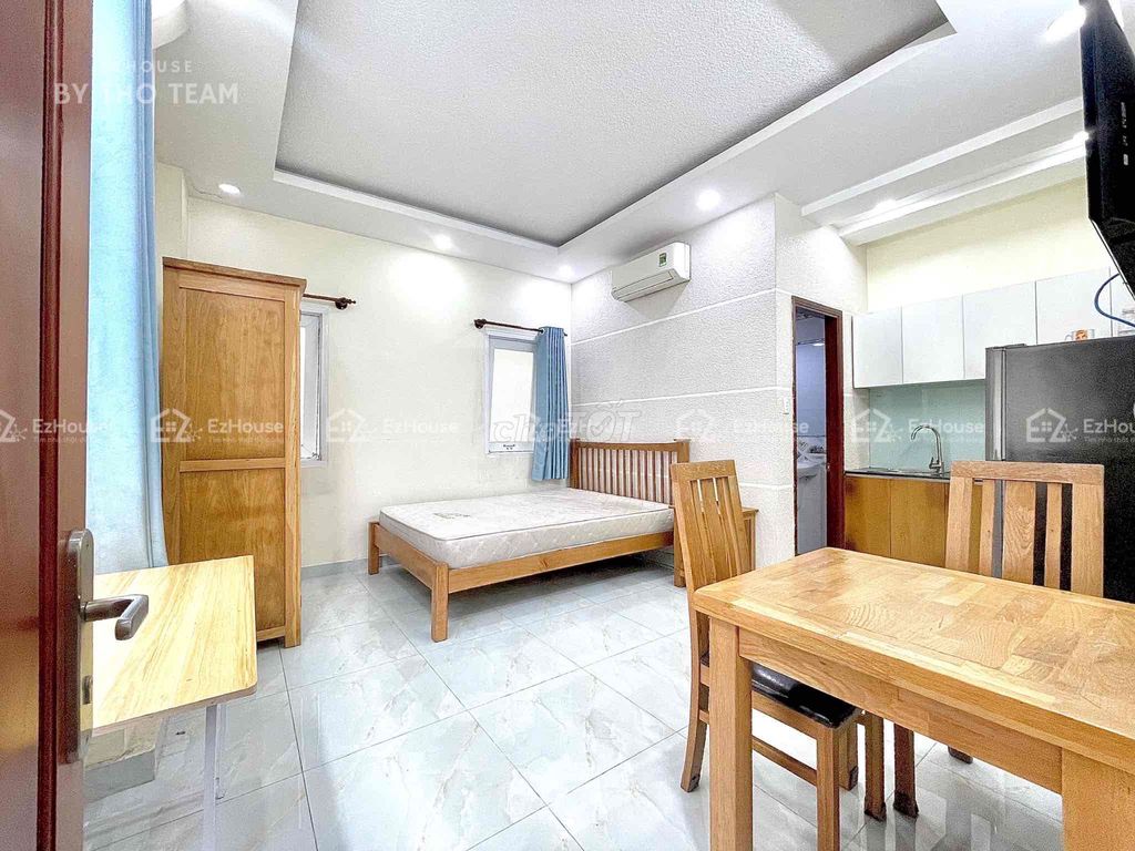 Rent apartment full empty sky windows elevators