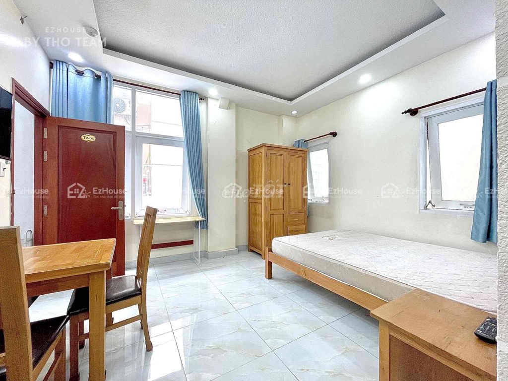 Rent apartment full empty sky windows elevators
