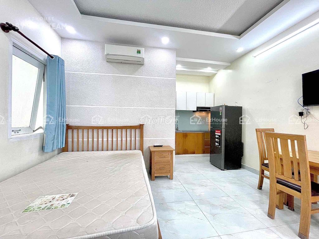 Rent apartment full empty sky windows elevators