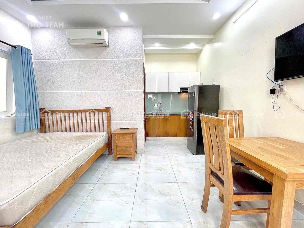 Rent apartment full empty sky windows elevators