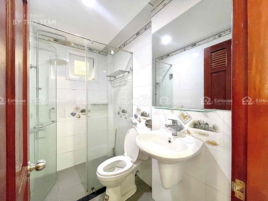 Rent apartment full empty sky windows elevators