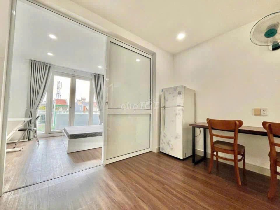 Rent the apartment. A balcony bedroom. Full interior.